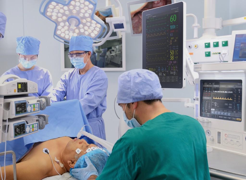 Centro cirúrgico com equipamentos médicos